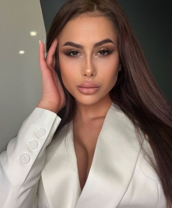 Открой для себя мир наслаждения и страсти вместе со мной - опытной и чувственной блондинкой. Я знаю, что тебе нужно, и готова предложить это в полной мере. 812, 23 года